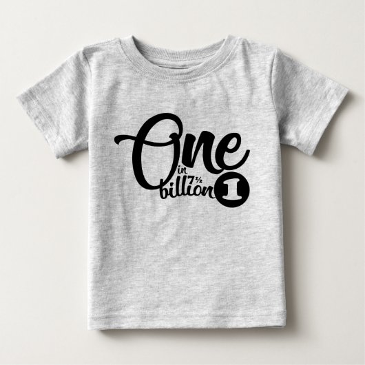 (7.5)十億のベビーの誕生日のティーに付き1つ ベビーTシャツ (正面)
