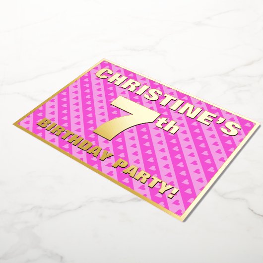 7th Birthday Party —おもしろいピンクのハートとストライプ 箔招待状 (回転した状態)