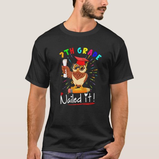 7th Grade Nailed It Cute Owl Pencil Student Gradua Tシャツ (正面)