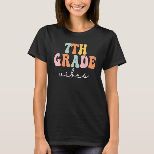 7th Grade Vibes Retro Groovy Women Happy First Day Tシャツ (正面)
