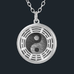 8つのTrigramsの陰陽のエンボスそっくりのドラゴン シルバープレートネックレス<br><div class="desc">8つのTrigramsによって一周される黒および銀の陰陽の記号のエンボスのドラゴンのこのギフトと行くところはどこでもバランス、エネルギーおよびよい風水はあなたとです。</div>