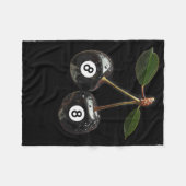 8ボールプールビリヤード選手のさくらんぼ フリースブランケット (正面(横))