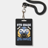 8年生レベルの完全ゲーマー卒業 バッジ (正面（ネックストラップ付）)