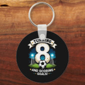 8歳の誕生日おめでとう ゴールを決める少年サッカー キーホルダー (正面)