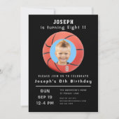 8歳の誕生日 ブラックカスタム写真バスケットボール 招待状 (正面)