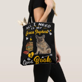 8私が必要なのは私のドイツの羊飼いと良い本である トートバッグ (クローズアップ)