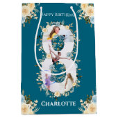 8誕生日フォトティール（緑がかった色）コラージブルーイエローフラワー ミディアムペーパーバッグ (正面)