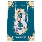 8誕生日フォトティール（緑がかった色）コラージブルーイエローフラワー ミディアムペーパーバッグ (裏面)