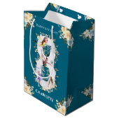 8誕生日フォトティール（緑がかった色）コラージブルーイエローフラワー ミディアムペーパーバッグ (裏面アングル)