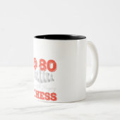 80おもしろい誕生日ギフト – 80歳のチェスの女王 ツートーンマグカップ (正面右)