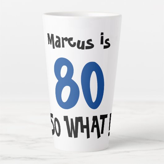 80だからおもしろい何引用文モダン80番目誕生日 カフェラテマグ (正面)