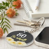 80だから何おもしろいイエローローズフローラ80誕生日 キーホルダー (正面右)