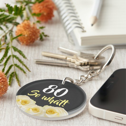 80だから何おもしろいイエローローズフローラ80誕生日 キーホルダー (正面右)