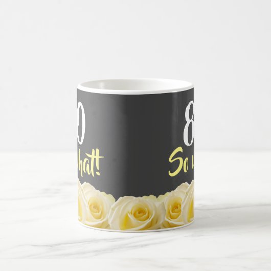 80だから何おもしろいイエローローズフローラ80誕生日 コーヒーマグカップ (中央)