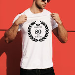 80だから何おもしろいローレルリースクラウン80誕生日 Tシャツ<br><div class="desc">80だから何おもしろいローレルリースクラウン80誕生日Tシャツ。私おもしろいは80歳の引用文だからモダンフォントと黒はっきりした色で。デザインは単語と名前をカスタムするの上のまわりにに冠を持つ月桂樹のリースを持つ。名前を追加。ユーモアのセンスのある男のための完璧な贈り物。</div>