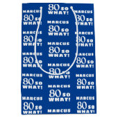 80だから何おもしろい引用文タイポグラフィ80番目誕生日 ミディアムペーパーバッグ (正面)