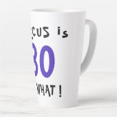 80だから何おもしろい引用文80感動的誕生日 カフェラテマグ (右アングル)