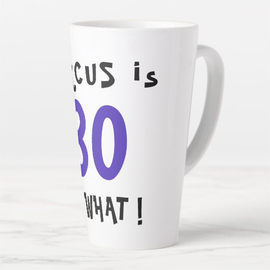 80だから何おもしろい引用文80感動的誕生日 カフェラテマグ (右アングル)