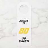 80だから何おもしろい80やる気を起こさせる誕生日 ボトルネックタグ (正面)