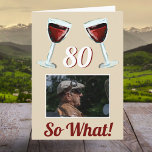 80だから何やる気を起こさせる赤ワイン80誕生日 カード<br><div class="desc">80だから何やる気を起こさせる赤ワイン80番目の誕生日カード。デザインには2つの赤ワインのグラス、年齢番号とカスタム写真が付いている – あなたの写真を追加。文字80だからやる気を起こさせる何が前向き、そしておもしろい、ユーモアの感覚を持つ人のために完璧である。メッセージカスタマイズの内部または消去。80歳素晴らしの誕生日の女祝性や男のために。</div>