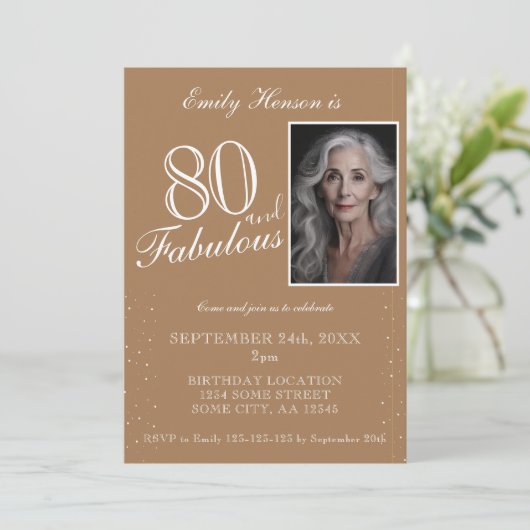 80と素晴らしいベージュエレガントフォト誕生日 招待状 (スタンド正面)