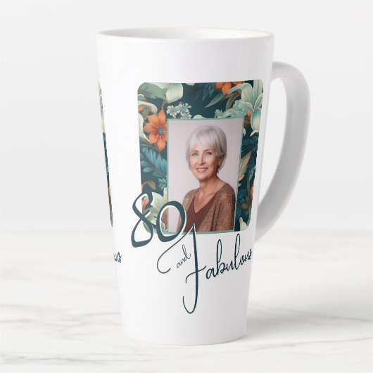 80と素晴らしい花柄の誕生日写真 カフェラテマグ (右アングル)