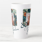 80と素晴らしい花柄の誕生日写真 カフェラテマグ (正面)