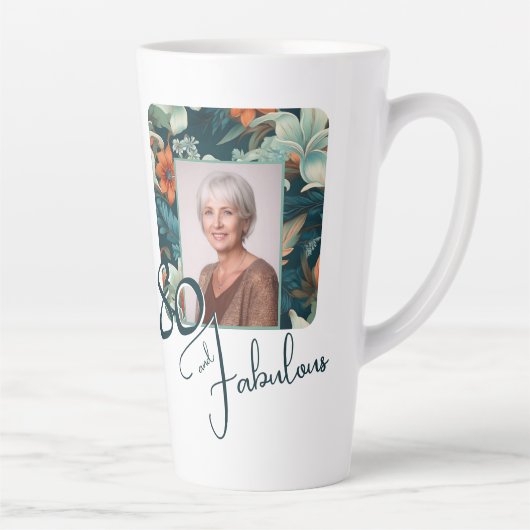 80と素晴らしい花柄の誕生日写真 カフェラテマグ (右)