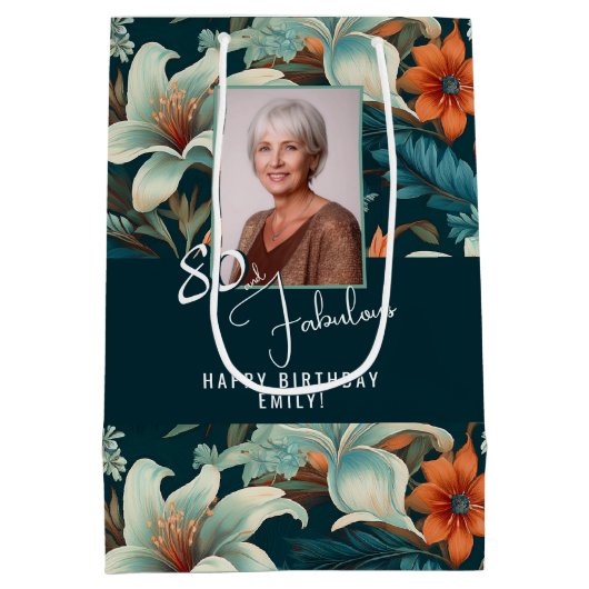 80と素晴らしい花柄の誕生日写真 ミディアムペーパーバッグ (裏面)