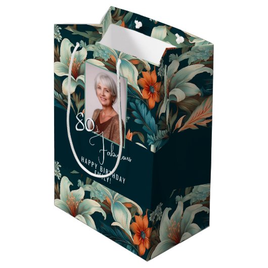 80と素晴らしい花柄の誕生日写真 ミディアムペーパーバッグ (裏面アングル)