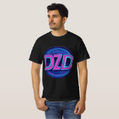 80のテーマのDZDロゴ Tシャツ (正面フル)