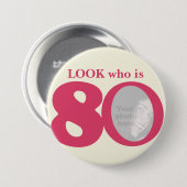 80の写真のおもしろいのピンクのクリームのボタンまたはバッジはだれであるか見て下さい 缶バッジ (正面&裏面)