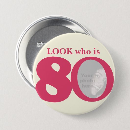 80の写真のおもしろいのピンクのクリームのボタンまたはバッジはだれであるか見て下さい 缶バッジ (正面&裏面)