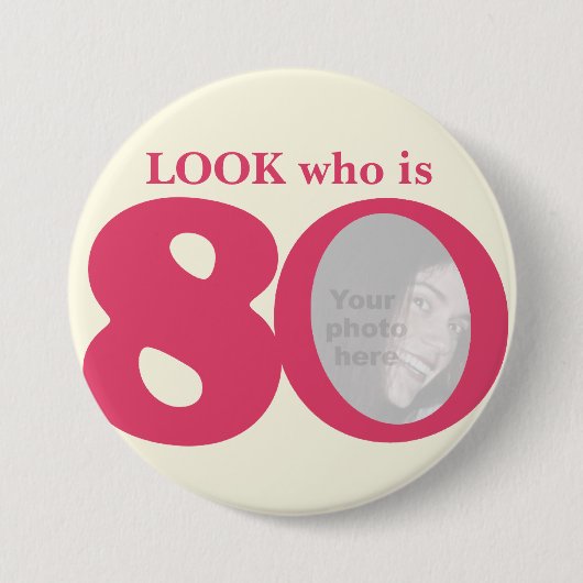 80の写真のおもしろいのピンクのクリームのボタンまたはバッジはだれであるか見て下さい 缶バッジ (正面)