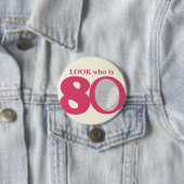 80の写真のおもしろいのピンクのクリームのボタンまたはバッジはだれであるか見て下さい 缶バッジ (インサイチュ)