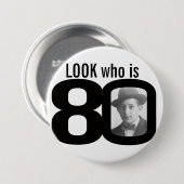 80の写真の白黒ボタンまたはバッジはだれであるか見て下さい 缶バッジ (正面&裏面)