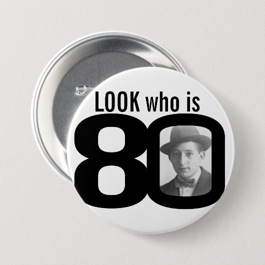 80の写真の白黒ボタンまたはバッジはだれであるか見て下さい 缶バッジ (正面&裏面)