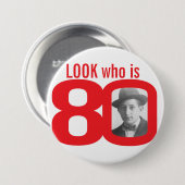 80の写真の赤と白ボタンまたはバッジはだれであるか見て下さい 缶バッジ (正面&裏面)