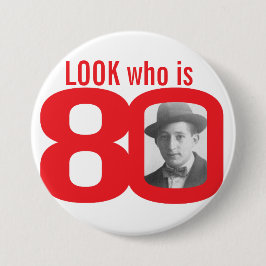 80の写真の赤と白ボタンまたはバッジはだれであるか見て下さい 缶バッジ
