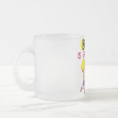 80はよい誕生日のTシャツおよびギフトです フロストグラスマグカップ (左)