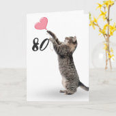 80よくはしゃぐ歳の誕生日カード用のタビー猫 カード (黄色い花)