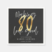 80を良い誕生日パーティー金ゴールドナプキンに見せる スタンダードカクテルナプキン (正面)