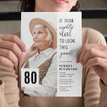 80シック写真80th Birthday Partyへの招待 招待状<br><div class="desc">シックな白い背景を祝持つ80番目のバースデーパーティ招待状とスタイルし、誕生日の男の子と女の子の写真とおもしろい「この良い見た目に80年かかった！」ことわざと、カスタマイズする簡単である文字テンプレートを備えたシンプル。</div>