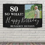 80モダンSo What 80th Birthday Party写真 横断幕<br><div class="desc">80モダンそう80thバースデーパーティーのフォトバナー。80歳素晴らしの誕生日パーティーにトレンディー写真とカスタム引用文80で署名感動的しおもしろい、スクリプトの何と文字の名前。背景は黒、文字は白。写真、名前、年齢の番号でサインをパーソナライズし、独自のおもしろい誕生日パーティバナーを作成する。ユーモア素晴らしのセンスがある人のためだ。</div>