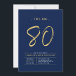 80人 |金ゴールドとネイビーブルー80th誕生日パーティー 招待状<br><div class="desc">こ祝の80歳の誕生日パシンプルーティスタイリッシューの招待で特別な日。このデザインは、ネイビーブルー&金ゴールドカラーコンボでクリーンなレイアウトを備えたブラシスクリプト「The Big 80」を備えている。私のショップBaraBomDesignでは、より多くのデザインやパーティーの供給が利用可能である。</div>