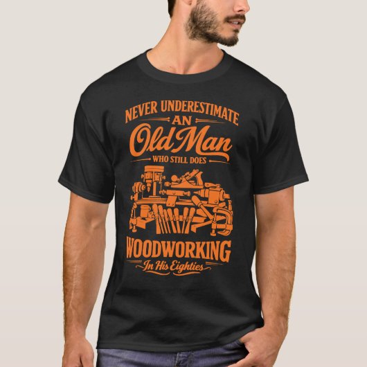 80代のクラシックな木工職人、まだ建物を建て続けている Tシャツ (正面)