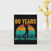 80年と今もスイングおもしろいゴルフ80番目の誕生日 カード (黄色い花)