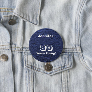 80年の若い青い人形誕生日のボタンピン 缶バッジ