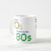 80年代に引っ掛かる70年代に襲います生まれて下さい コーヒーマグカップ (正面左)