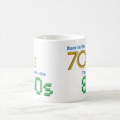 80年代に引っ掛かる70年代に襲います生まれて下さい コーヒーマグカップ (中央)